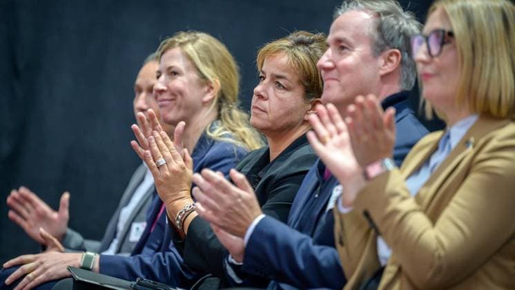 Essen: Eröffnung der neuen DESU-Produktionsanlage bei der Energietechnik Essen GmbH ** NUR FÜR REDAKTIONELLE ZWECKE ** EDITORIAL USE ONLY **<p>NRW-Wirtschaftsministerin Mona Neubaur bei der Einweihung einer neuen Druck-Elektro-Schlacke-Umschmelz-Anlage (DESU) am Montag, den 21. September 2026, bei der Energietechnik Essen GmbH an der Westendstraße in Essen. Deutschland NRW Essen Copyright: UwexErnst