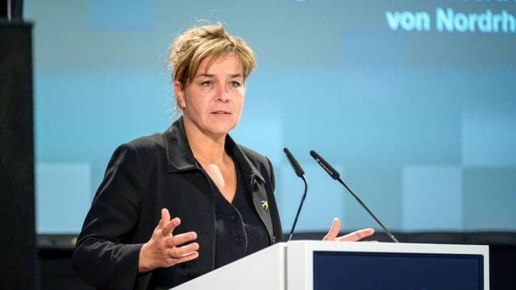 Essen: Eröffnung der neuen DESU-Produktionsanlage bei der Energietechnik Essen GmbH ** NUR FÜR REDAKTIONELLE ZWECKE ** EDITORIAL USE ONLY **<p>NRW-Wirtschaftsministerin Mona Neubaur bei der Einweihung einer neuen Druck-Elektro-Schlacke-Umschmelz-Anlage (DESU) am Montag, den 21. September 2026, bei der Energietechnik Essen GmbH an der Westendstraße in Essen. Deutschland NRW Essen Copyright: UwexErnst