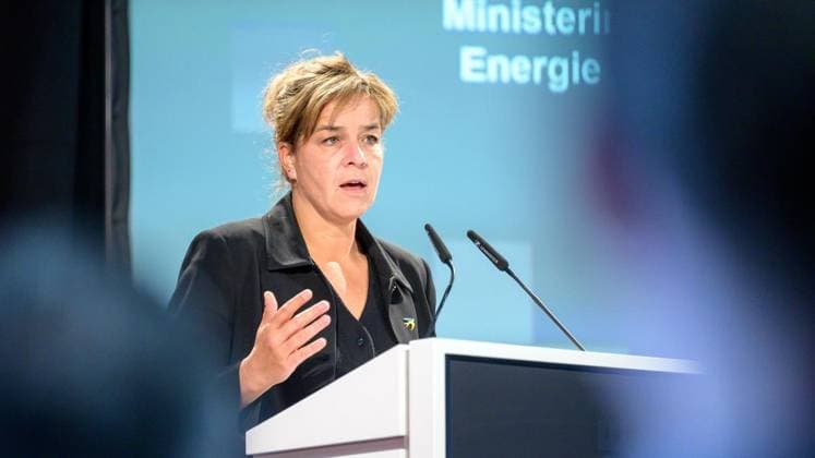 Essen: Eröffnung der neuen DESU-Produktionsanlage bei der Energietechnik Essen GmbH ** NUR FÜR REDAKTIONELLE ZWECKE ** EDITORIAL USE ONLY **<p>NRW-Wirtschaftsministerin Mona Neubaur bei der Einweihung einer neuen Druck-Elektro-Schlacke-Umschmelz-Anlage (DESU) am Montag, den 21. September 2026, bei der Energietechnik Essen GmbH an der Westendstraße in Essen. Deutschland NRW Essen Copyright: UwexErnst