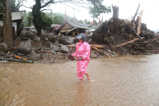 Flash Floods devastate Solok Regency in West Sumatra, Indonesia SOLOK, INDONESIA - SEPTEMBER 22: Residents walk through muddy, flood-damaged streets as they inspect the aftermath of flash floods in Solok Regency, West Sumatra, on September 22, 2026 in Solok, Indonesia. The floods damaged homes, a mosque and rice fields and disrupted road access in the area. One person remains missing following the disaster, according to rescue officials. Adi Prima Anadolu Solok Indonesia. Editorial use only. Please get in touch for any other usage.  Copyright: x2026xAnadoluxAdixPrimax