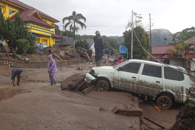 Flash Floods devastate Solok Regency in West Sumatra, Indonesia SOLOK, INDONESIA - SEPTEMBER 22: Residents inspect the aftermath of flash floods in Solok Regency, West Sumatra, on September 22, 2026 in Solok, Indonesia. The floods damaged homes, a mosque and rice fields and disrupted road access in the area. One person remains missing following the disaster, according to rescue officials. Adi Prima Anadolu Solok Indonesia. Editorial use only. Please get in touch for any other usage.  Copyright: x2026xAnadoluxAdixPrimax