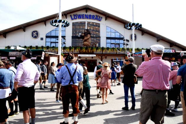 München 21.09.2026 Thersienwiesn Oktoberfest Besucher vor Löwenbräu Festzelt Foto Muenchen