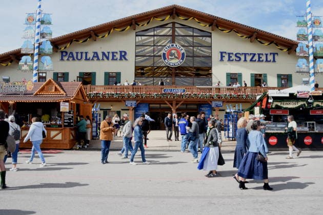 München 21.09.2026 Thersienwiesn Oktoberfest Besucher vor Paulaner Festzelt Foto Muenchen