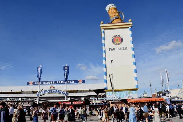 München 21.09.2026 Thersienwiesn Oktoberfest Besucher vor Paulaner Zelt Foto Muenchen