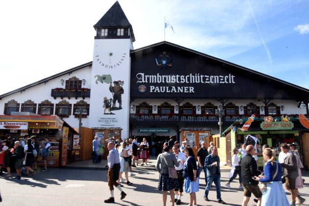 München 21.09.2026 Thersienwiesn Oktoberfest Besucher vor Armbrustschützenzelt Paulaner Foto Muenchen