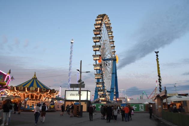 München 21.09.2026 Thersienwiesn Oktoberfest Oide Wiesn Hintergrund Tower Karussell-Willenborg Riesenrad Foto München