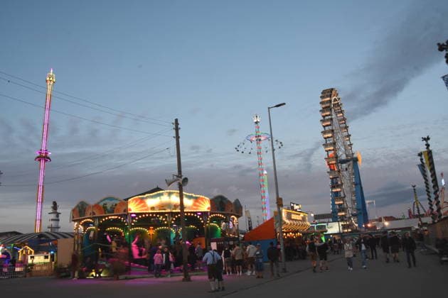München 21.09.2026 Thersienwiesn Oktoberfest Oide Wiesn Hintergrund Tower Karussell-Willenborg Riesenrad Foto München