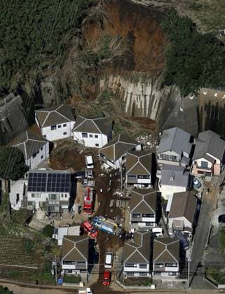 Aftermath of Typhoon Dujuan Photo taken from a Kyodo News helicopter on Sept. 22, 2026, shows the site of a mudslide near a residential area in Miura in Kanagawa Prefecture, eastern Japan, following heavy rain caused by Typhoon Dujuan.  A14AA0005628227P