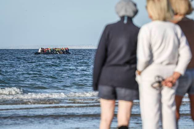 IMMIGRANTS EXILE SMALL BOAT PHOTOPQR WEST FRANCE Charles BURY MERVILLE FRANCEVILLE September 21, 2026 About fifty people seeking exile in a small boat, which had departed from Port-en-Bessin this morning, stopped at the beach in Merville-Franceville, escorted by the SNSM, to pick up a few people and then set off again for the British coast. Here in Merville-Franceville, watched by passersby. Calvados, Normandy. Photo by Charles Bury, Ouest France. MERVILLE-FRANCEVILLE September 21, 2026 Around fifty people seeking to cross the Channel in a small boat—having set off from Port-en-Bessin this morning—stopped at the beach in Merville-Franceville under the escort of the SNSM, the French sea rescue service, to pick up a few more people before he Copyright: xPHOTOPQR OUESTxFRANCE MAXPPPxCharlesxBURYx 20260921OFR7196 20260921OFR7196