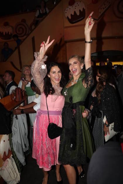 Mariella Ahrens und Verena Kerth beim Cathy Hummels Wiesn Bummel auf dem Oktoberfest 2026. München, 21.09.2026 Copyright: xAgenturxMatthiasxWehnertx xM.xGränzdörferx