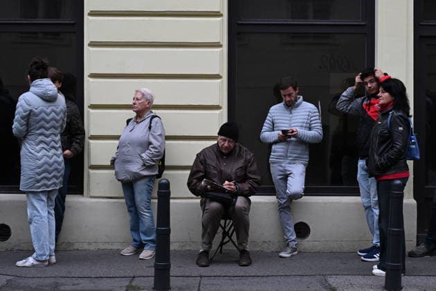Hundreds of people wait outside the Prague branch of the Czech National Bank (CNB) to obtain a 5,000 crowns note with a special overprint, issued to mark the 100th anniversary of the founding of the Czechoslovak National Bank, Prague, Czech Republic, September 22, 2026. A total of 200,000 banknotes have been issued and are available at the CNB s cash desks in Prague, Brno, Ostrava and Hradec Kralove. A number of people who would like to get hold of this banknote waited from the early hours of the morning. Some of those waiting had brought folding chairs with them, whilst others were wrapped in blankets. (CTKxPhoto KaterinaxSulova) CTKPhotoP2026092201565 CTKPhotoP2026092201565