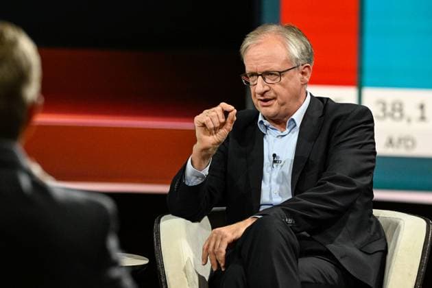 Albrecht von Lucke (Politologe) 09 26 her Albrecht von Lucke am 20. September 2026 in Markus Lanz , ZDF TV Fernsehen Talkshow Talk Show Deutschland deutsch Deutscher Mann Publizist Jurist Politikwissenschaftler Journalist Journalismus german publicist political scientist journalism quer halb sitzend sprechend gestikulierend
