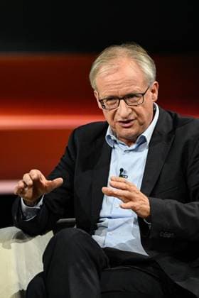 Albrecht von Lucke (Politologe) 09 26 her Albrecht von Lucke am 20. September 2026 in Markus Lanz , ZDF TV Fernsehen Talkshow Talk Show Deutschland deutsch Deutscher Mann Publizist Jurist Politikwissenschaftler Journalist Journalismus german publicist political scientist journalism hoch halb sitzend sprechend gestikulierend