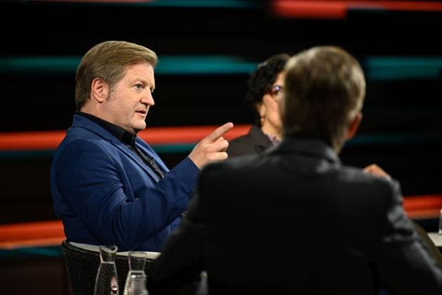 Michael Bröcker (li.) mit Markus Lanz und Mariam Lau 09 26 her Markus Lanz (re.) mit Michael Bröcker und Mariam Lau am 20. September 2026 in Markus Lanz , ZDF TV Fernsehen Talkshow Talk Show Deutschland deutsch deutscher Mann Männer deutsche Frau Table Briefings Chefredakteur Journalistin ZEIT german Italien italienisch italienischer italienisch-deutscher Moderator Fotografie Fotograf Journalist Journalismus Autor journalism german-italian presenter host photographer author quer halb sitzend sprechend zuhörend gestikulierend