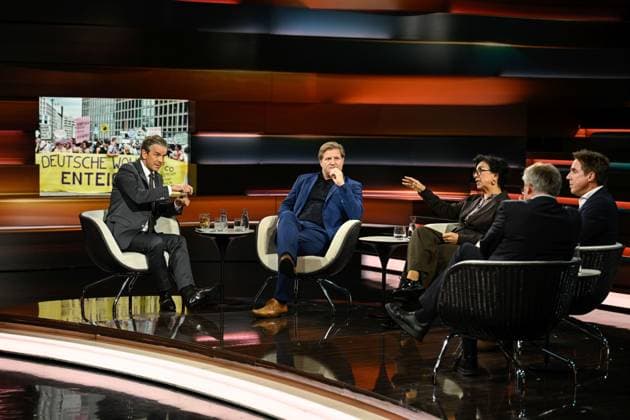 Talkrunde bei Markus Lanz , ZDF 09 26 her Markus Lanz, Michael Bröcker, Mariam Lau, Albrecht von Lucke und Markus Feldenkirchen (v. li.) am 20. September 2026 in Markus Lanz , ZDF TV Fernsehen Talkshow Talk Show Deutschland deutsch deutscher Mann Männer deutsche Frau Table Briefings Chefredakteur Journalistin Zeit Spiegel Podcaster Publizist german female publisher Italien italienisch italienischer italienisch-deutscher Moderator Fotografie Fotograf Journalist Journalismus Autor journalism german-italian presenter host photographer author quer Totale ganz sitzend sprechend zuhörend gestikulierend