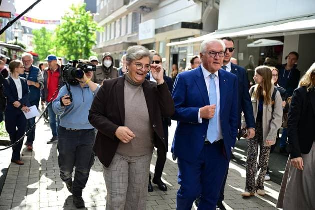 Ortszeit Bundespräsident in Hattingen ** NUR FÜR REDAKTIONELLE ZWECKE ** EDITORIAL USE ONLY **<p>Bundespräsident Frank Walter Steinmeier (SPD) geht am Dienstagmorgen, 22.09.2026, zum Auftakt seiner dreitägigen Ortszeit durch die Innenstadt von Hattingen. Begleitet wird er von Bürgermeisterin Melanie Witte-Lonsing Deutschland NRW Hattingen Copyright: MartinxMöller