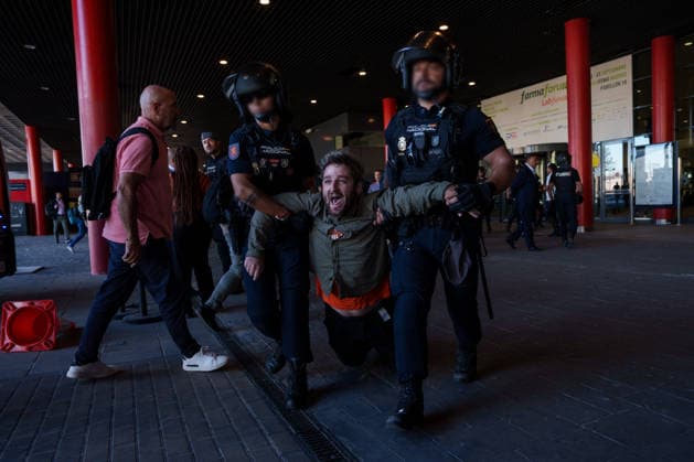 Ayuso Inaugurates The District 2026 Police officers arrest protesters during the inauguration of The District 2026, on September 22, 2026, in Madrid, Spain. The District celebrates its fifth edition, establishing itself as the largest international real estate investment event, held for the first time in Madrid on September 22, 2026, Spain  Copyright: xMatiasxChiofalox 7791120