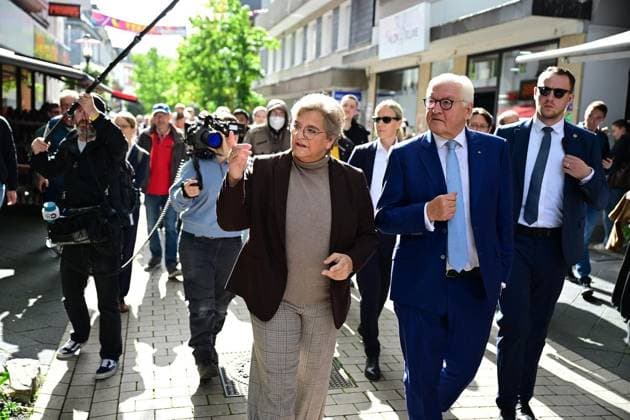 Ortszeit Bundespräsident in Hattingen ** NUR FÜR REDAKTIONELLE ZWECKE ** EDITORIAL USE ONLY **<p>Bundespräsident Frank Walter Steinmeier (SPD) geht am Dienstagmorgen, 22.09.2026, zum Auftakt seiner dreitägigen Ortszeit durch die Innenstadt von Hattingen. Begleitet wird er von Bürgermeisterin Melanie Witte-Lonsing Deutschland NRW Hattingen Copyright: MartinxMöller