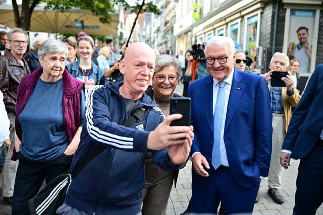 Ortszeit Bundespräsident in Hattingen ** NUR FÜR REDAKTIONELLE ZWECKE ** EDITORIAL USE ONLY **<p>Bundespräsident Frank Walter Steinmeier (SPD) geht am Dienstagmorgen, 22.09.2026, zum Auftakt seiner dreitägigen Ortszeit durch die Innenstadt von Hattingen. Begleitet wird er von Bürgermeisterin Melanie Witte-Lonsing Deutschland NRW Hattingen Copyright: MartinxMöller