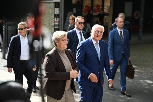 Ortszeit Bundespräsident in Hattingen ** NUR FÜR REDAKTIONELLE ZWECKE ** EDITORIAL USE ONLY **<p>Bundespräsident Frank Walter Steinmeier (SPD) geht am Dienstagmorgen, 22.09.2026, zum Auftakt seiner dreitägigen Ortszeit durch die Innenstadt von Hattingen. Begleitet wird er von Bürgermeisterin Melanie Witte-Lonsing Deutschland NRW Hattingen Copyright: MartinxMöller