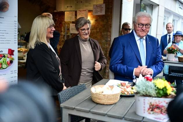 Ortszeit Bundespräsident in Hattingen ** NUR FÜR REDAKTIONELLE ZWECKE ** EDITORIAL USE ONLY **<p>Bundespräsident Frank Walter Steinmeier (SPD) geht am Dienstagmorgen, 22.09.2026, zum Auftakt seiner dreitägigen Ortszeit durch die Innenstadt von Hattingen. Begleitet wird er von Bürgermeisterin Melanie Witte-Lonsing Deutschland NRW Hattingen Copyright: MartinxMöller