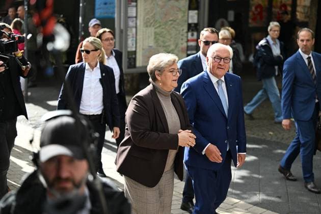 Ortszeit Bundespräsident in Hattingen ** NUR FÜR REDAKTIONELLE ZWECKE ** EDITORIAL USE ONLY **<p>Bundespräsident Frank Walter Steinmeier (SPD) geht am Dienstagmorgen, 22.09.2026, zum Auftakt seiner dreitägigen Ortszeit durch die Innenstadt von Hattingen. Begleitet wird er von Bürgermeisterin Melanie Witte-Lonsing Deutschland NRW Hattingen Copyright: MartinxMöller