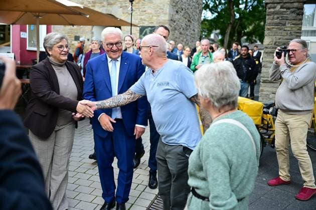 Ortszeit Bundespräsident in Hattingen ** NUR FÜR REDAKTIONELLE ZWECKE ** EDITORIAL USE ONLY **<p>Bundespräsident Frank Walter Steinmeier (SPD) geht am Dienstagmorgen, 22.09.2026, zum Auftakt seiner dreitägigen Ortszeit durch die Innenstadt von Hattingen. Begleitet wird er von Bürgermeisterin Melanie Witte-Lonsing Deutschland NRW Hattingen Copyright: MartinxMöller
