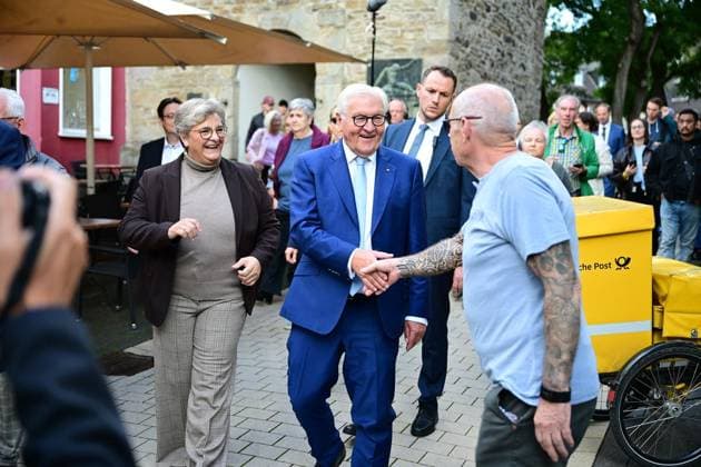 Ortszeit Bundespräsident in Hattingen ** NUR FÜR REDAKTIONELLE ZWECKE ** EDITORIAL USE ONLY **<p>Bundespräsident Frank Walter Steinmeier (SPD) geht am Dienstagmorgen, 22.09.2026, zum Auftakt seiner dreitägigen Ortszeit durch die Innenstadt von Hattingen. Begleitet wird er von Bürgermeisterin Melanie Witte-Lonsing Deutschland NRW Hattingen Copyright: MartinxMöller