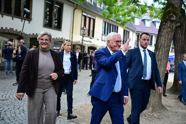 Ortszeit Bundespräsident in Hattingen ** NUR FÜR REDAKTIONELLE ZWECKE ** EDITORIAL USE ONLY **<p>Bundespräsident Frank Walter Steinmeier (SPD) geht am Dienstagmorgen, 22.09.2026, zum Auftakt seiner dreitägigen Ortszeit durch die Innenstadt von Hattingen. Begleitet wird er von Bürgermeisterin Melanie Witte-Lonsing Deutschland NRW Hattingen Copyright: MartinxMöller
