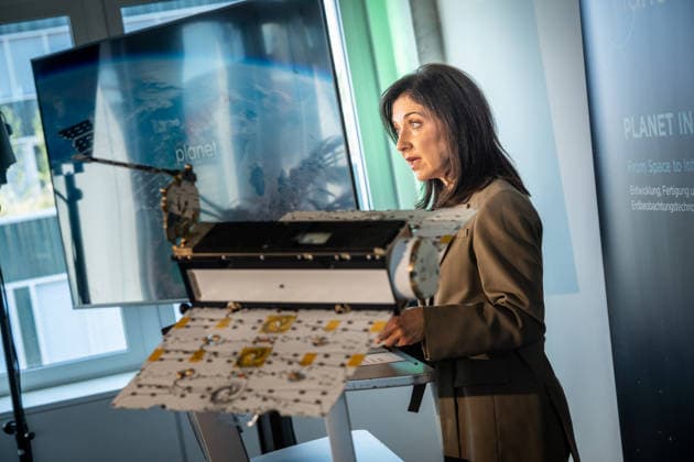 Katherina Reiche, Deutsche Bundesministerin für Wirtschaft und Energie, hält ein Grußwort anlässlich der Eröffnung des Produktionsstandorts;Eröffnung Produktionsstandort für Satelliten in Berlin - Planet Labs Germany GmbH, Berlin Berlin Deutschland Friedrich-Krause-Ufer 17a