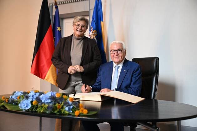 Ortszeit Bundespräsident in Hattingen ** NUR FÜR REDAKTIONELLE ZWECKE ** EDITORIAL USE ONLY **<p>Bundespräsident Frank Walter Steinmeier (SPD) geht am Dienstagmorgen, 22.09.2026, zum Auftakt seiner dreitägigen Ortszeit durch die Innenstadt von Hattingen. Begleitet wird er von Bürgermeisterin Melanie Witte-Lonsing Deutschland NRW Hattingen Copyright: MartinxMöller