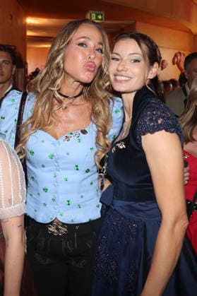 Sylvia Walker und Rebecca Kunikowski beim Cathy Hummels Wiesn Bummel auf dem 191. Oktoberfest 2026 auf der Theresienwiese. München, 21.09.2026