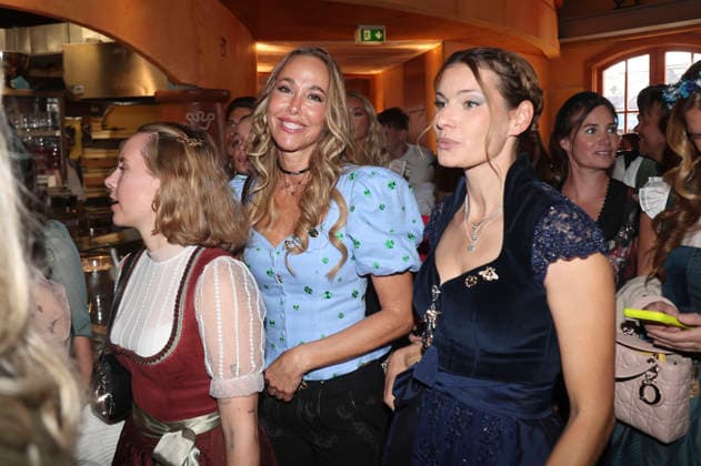 Sylvia Walker und Rebecca Kunikowski beim Cathy Hummels Wiesn Bummel auf dem 191. Oktoberfest 2026 auf der Theresienwiese. München, 21.09.2026