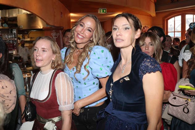 Sylvia Walker und Rebecca Kunikowski beim Cathy Hummels Wiesn Bummel auf dem 191. Oktoberfest 2026 auf der Theresienwiese. München, 21.09.2026