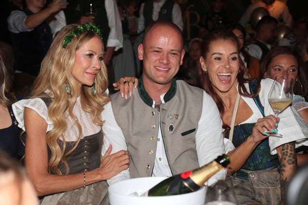 Jenny Elvers, Paul Jolig und Tiger Kirchharz beim Cathy Hummels Wiesn Bummel auf dem 191. Oktoberfest 2026 auf der Theresienwiese. München, 21.09.2026