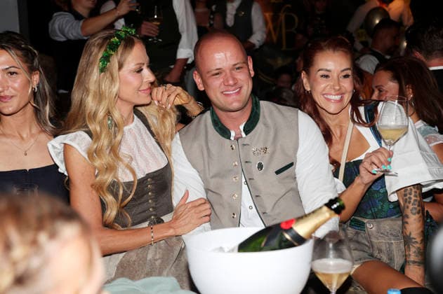 Jenny Elvers, Paul Jolig und Tiger Kirchharz beim Cathy Hummels Wiesn Bummel auf dem 191. Oktoberfest 2026 auf der Theresienwiese. München, 21.09.2026