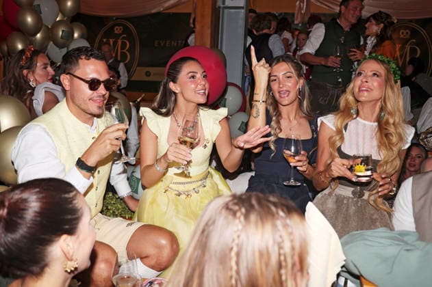 Dominic Höppner, Katharina Eisenblut, Gast und Jenny Elvers beim Cathy Hummels Wiesn Bummel auf dem 191. Oktoberfest 2026 auf der Theresienwiese. München, 21.09.2026