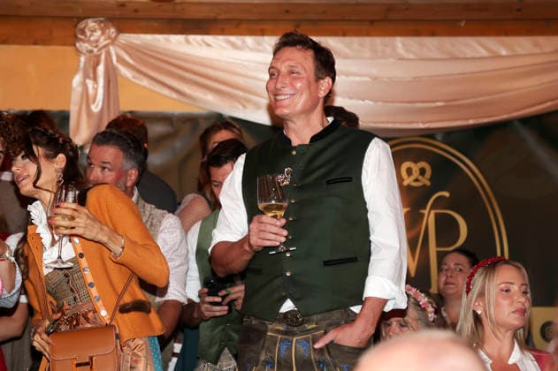 Oliver Masucci beim Cathy Hummels Wiesn Bummel auf dem 191. Oktoberfest 2026 auf der Theresienwiese. München, 21.09.2026