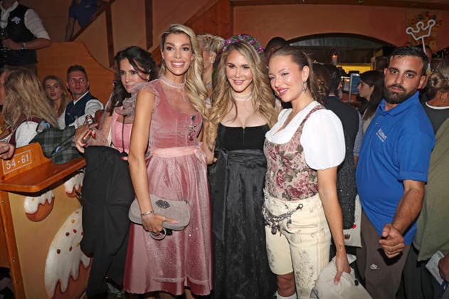 Mariella Ahrens, Annika Gassner, Julia Haupt und Joelina Drews beim Cathy Hummels Wiesn Bummel auf dem 191. Oktoberfest 2026 auf der Theresienwiese. München, 21.09.2026