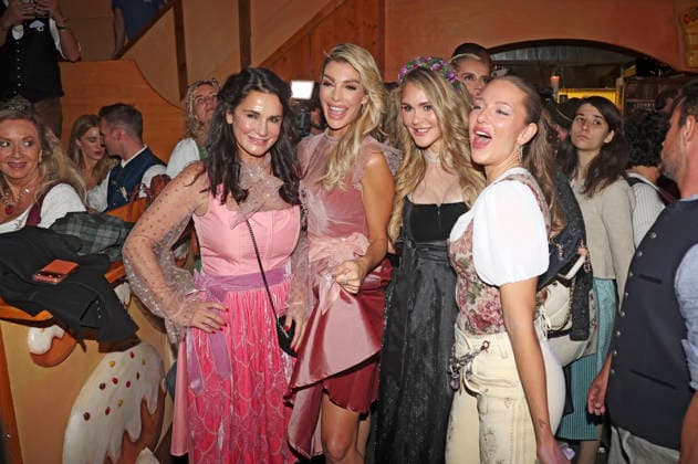Mariella Ahrens, Annika Gassner, Julia Haupt und Joelina Drews beim Cathy Hummels Wiesn Bummel auf dem 191. Oktoberfest 2026 auf der Theresienwiese. München, 21.09.2026