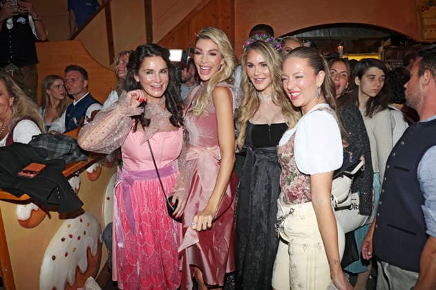 Mariella Ahrens, Annika Gassner, Julia Haupt und Joelina Drews beim Cathy Hummels Wiesn Bummel auf dem 191. Oktoberfest 2026 auf der Theresienwiese. München, 21.09.2026