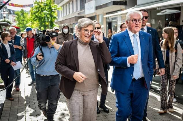 Ortszeit Bundespräsident in Hattingen ** NUR FÜR REDAKTIONELLE ZWECKE ** EDITORIAL USE ONLY **<p>Bundespräsident Frank Walter Steinmeier (SPD) geht am Dienstagmorgen, 22.09.2026, zum Auftakt seiner dreitägigen Ortszeit durch die Innenstadt von Hattingen. Begleitet wird er von Bürgermeisterin Melanie Witte-Lonsing Deutschland NRW Hattingen Copyright: MartinxMöller