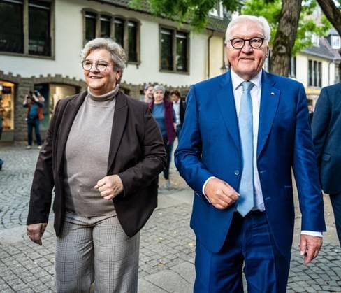 Ortszeit Bundespräsident in Hattingen ** NUR FÜR REDAKTIONELLE ZWECKE ** EDITORIAL USE ONLY **<p>Bundespräsident Frank Walter Steinmeier (SPD) geht am Dienstagmorgen, 22.09.2026, zum Auftakt seiner dreitägigen Ortszeit durch die Innenstadt von Hattingen. Begleitet wird er von Bürgermeisterin Melanie Witte-Lonsing Deutschland NRW Hattingen Copyright: MartinxMöller
