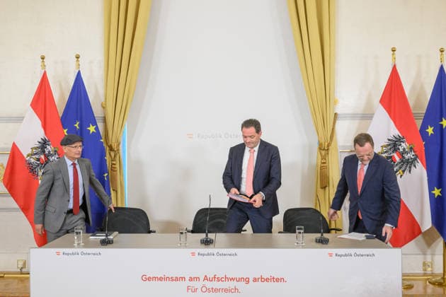 photonews.at - Wien, 22.09.2026. Ministerrat im Bundeskanzleramt. PHOTO: Finanzminister Markus Marterbauer (SPÖ), Landwirtschaftsminister Norbert Totschnig (ÖVP) und Staatssekretär für Deregulierung Sepp Schellhorn (NEOS) beim Pressefoyer nach dem Minsterrat. Press foyer after the Council of Ministers. Minister, Regierung, Innenpolitik Ministerrat