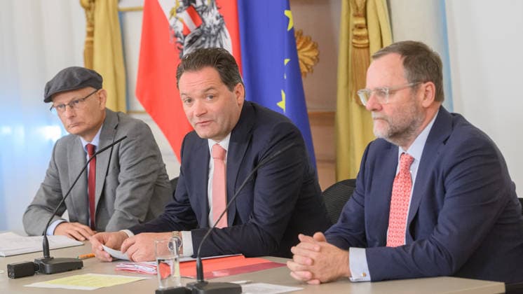photonews.at - Wien, 22.09.2026. Ministerrat im Bundeskanzleramt. PHOTO: Finanzminister Markus Marterbauer (SPÖ), Landwirtschaftsminister Norbert Totschnig (ÖVP) und Staatssekretär fuer Deregulierung Sepp Schellhorn (NEOS) beim Pressefoyer nach dem Minsterrat. Press foyer after the Council of Ministers. Minister, Regierung, Innenpolitik Ministerrat