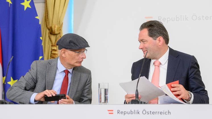 photonews.at - Wien, 22.09.2026. Ministerrat im Bundeskanzleramt. PHOTO: Finanzminister Markus Marterbauer (SPÖ) und Landwirtschaftsminister Norbert Totschnig (ÖVP) beim Pressefoyer nach dem Minsterrat. Press foyer after the Council of Ministers. Minister, Regierung, Innenpolitik Ministerrat