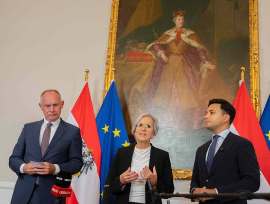 2026-09-22-Ministerrat-der Bundesregierung Bundesminister für Inneres Gerhard Karner (ÖVP), Bundesministerin für Justiz Anna Sporrer (SPÖ) und Abgeordneter zum Nationalrat und Klubobmann Yannick Shetty (NEOS) am 22. September 2026 beim Ministerrat zum Doorstep vor und Pressefoyer danach im Bundeskanzleramt in Wien, Wien, Österreich.