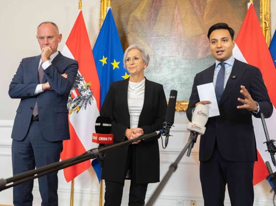 2026-09-22-Ministerrat-der Bundesregierung Bundesminister für Inneres Gerhard Karner (ÖVP), Bundesministerin für Justiz Anna Sporrer (SPÖ) und Abgeordneter zum Nationalrat und Klubobmann Yannick Shetty (NEOS) am 22. September 2026 beim Ministerrat zum Doorstep vor und Pressefoyer danach im Bundeskanzleramt in Wien, Wien, Österreich.