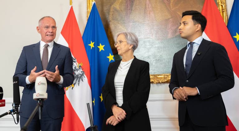 2026-09-22-Ministerrat-der Bundesregierung Bundesminister für Inneres Gerhard Karner (ÖVP), Bundesministerin für Justiz Anna Sporrer (SPÖ) Abgeordneter zum Nationalrat und Klubobmann Yannick Shetty (NEOS) am 22. September 2026 beim Ministerrat zum Doorstep vor und Pressefoyer danach im Bundeskanzleramt in Wien, Wien, Österreich.
