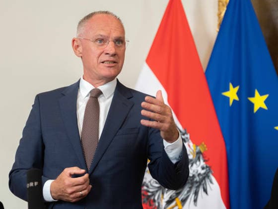 2026-09-22-Ministerrat-der Bundesregierung Bundesminister für Inneres Gerhard Karner (ÖVP) am 22. September 2026 beim Ministerrat zum Doorstep vor und Pressefoyer danach im Bundeskanzleramt in Wien, Wien, Österreich.